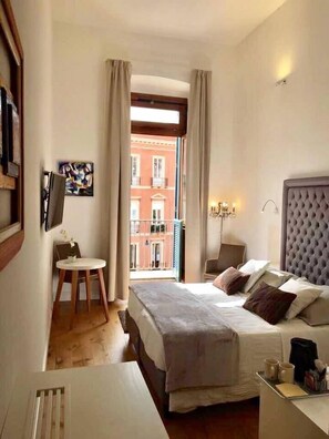 Minibar, in-room safe, desk, soundproofing - Antico Corso Charme B&B (Cagliari)