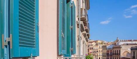 Deluxe-Doppel- oder -Zweibettzimmer, Balkon, Stadtblick | Ausblick vom Zimmer