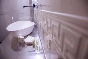 Chambre Deluxe Double ou avec lits jumeaux, balcon, vue ville | Lavabo de la salle de bain