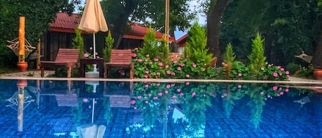 Piscine extérieure, parasols de plage, chaises longues