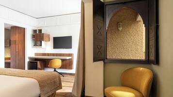 Une chambre d’hôtel équipée d’un lit, d’un bureau, d’une chaise et d’un téléviseur.