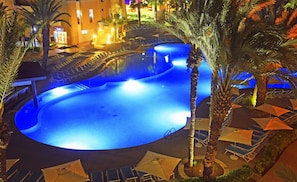 2 piscines extérieures