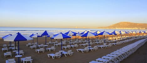 Plage, chaises longues, parasols