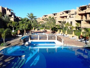 Outdoor pool, pool umbrellas, sun loungers