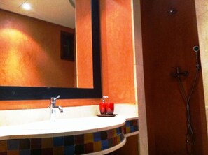Badewanne und Dusche (separat), Komfortbadewanne, Haartrockner