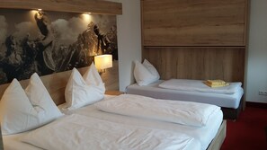 Eenvoudige tweepersoonskamer, toegankelijk voor mindervaliden | Een kluis op de kamer, een bureau, geluiddichte muren, gratis wifi