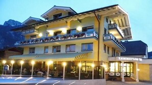 Un hotel de varios pisos con terraza y restaurante.