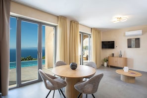 Deluxe Villa, Pool View | Ruang tamu | 40 inci televisyen skrin rata dengan kabel, TV LCD 