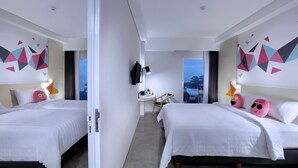 Habitación de hotel con dos camas, un escritorio, una silla y un televisor.