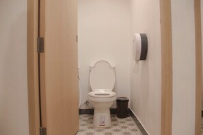 Dusche, kostenlose Toilettenartikel, Haartrockner, Handtücher