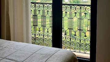 Panoramic Suite, 1 Bedroom, Private Bathroom, Garden View | Pemandangan gunung