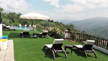 Una piscina al aire libre de temporada, una piscina en la azotea