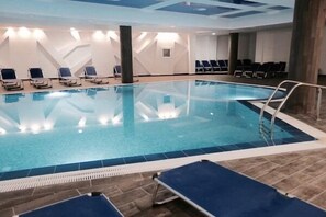 Piscina interna, piscina externa sazonal, guarda-sóis, espreguiçadeiras