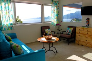 Leilighet – superior | Oppholdsområde | Flatskjerm-TV og bøker