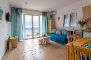 Leilighet, 1 soverom, sjøutsikt | Oppholdsområde | Flatskjerm-TV og bøker