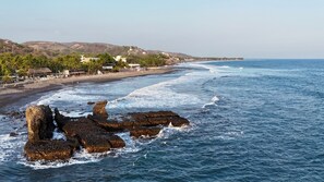 Sabbia scura, navetta per la spiaggia