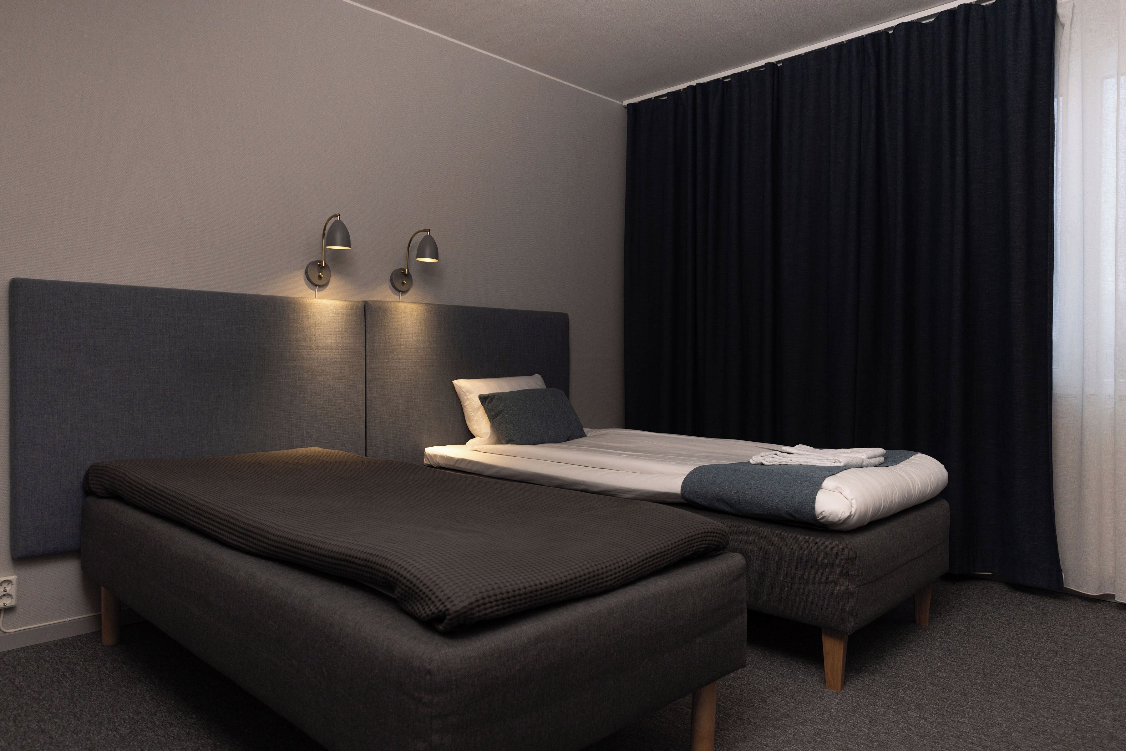 Enkeltrom – basic | Skrivebord, skrivebord for bærbar PC og blendingsgardiner