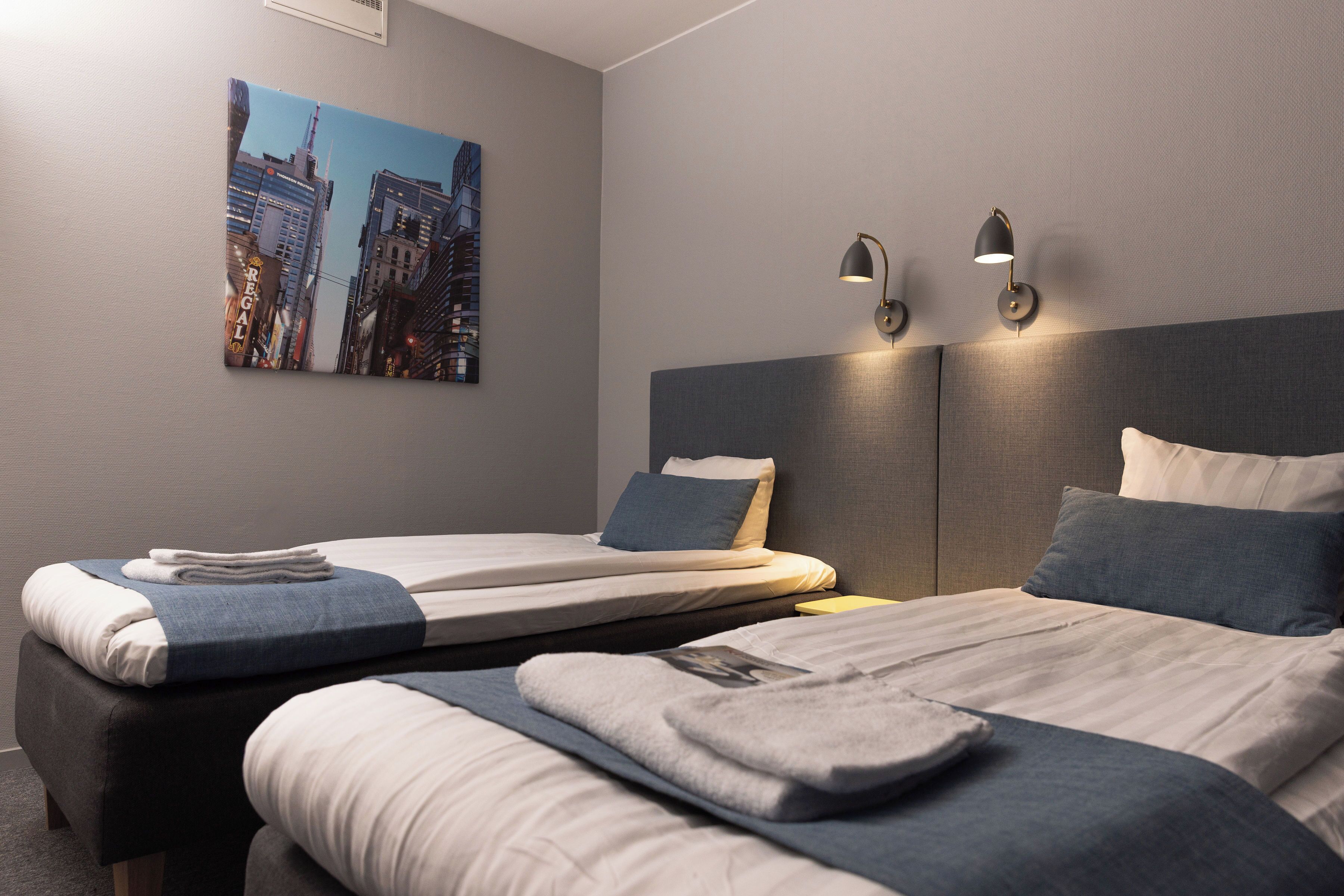 Tomannsrom | Skrivebord, skrivebord for bærbar PC og blendingsgardiner