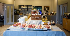 Esmorzar diari d'estil bufet gratuït
