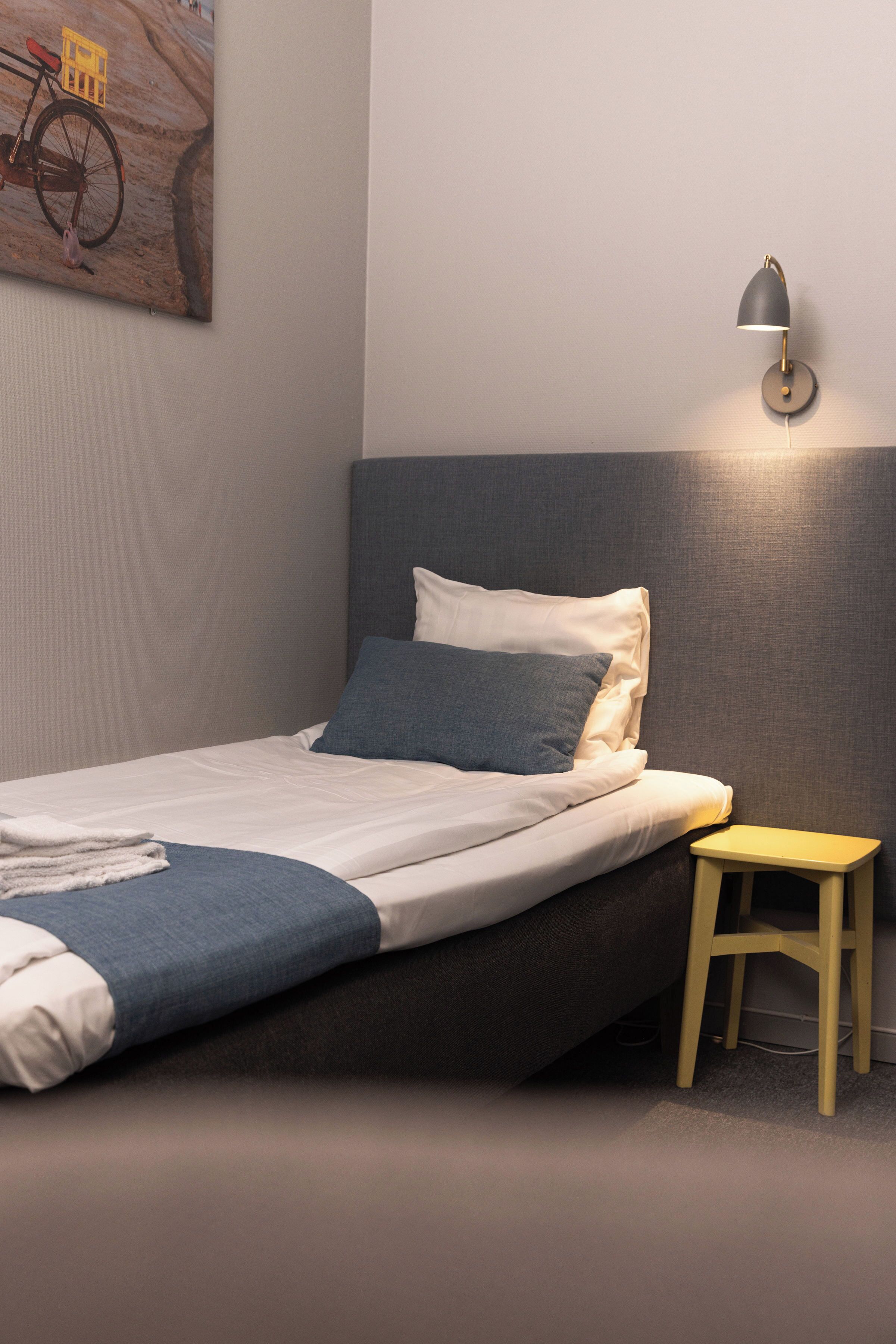 Enkeltrom | Skrivebord, skrivebord for bærbar PC og blendingsgardiner