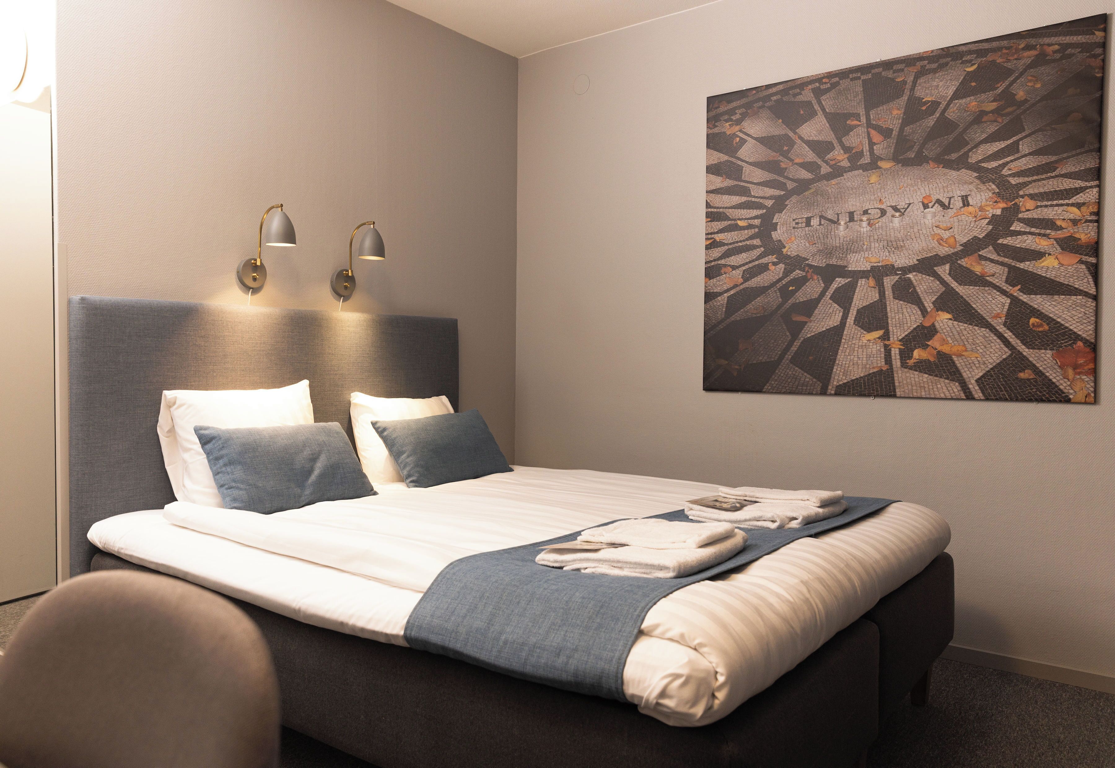 Rom – superior | Skrivebord, skrivebord for bærbar PC og blendingsgardiner