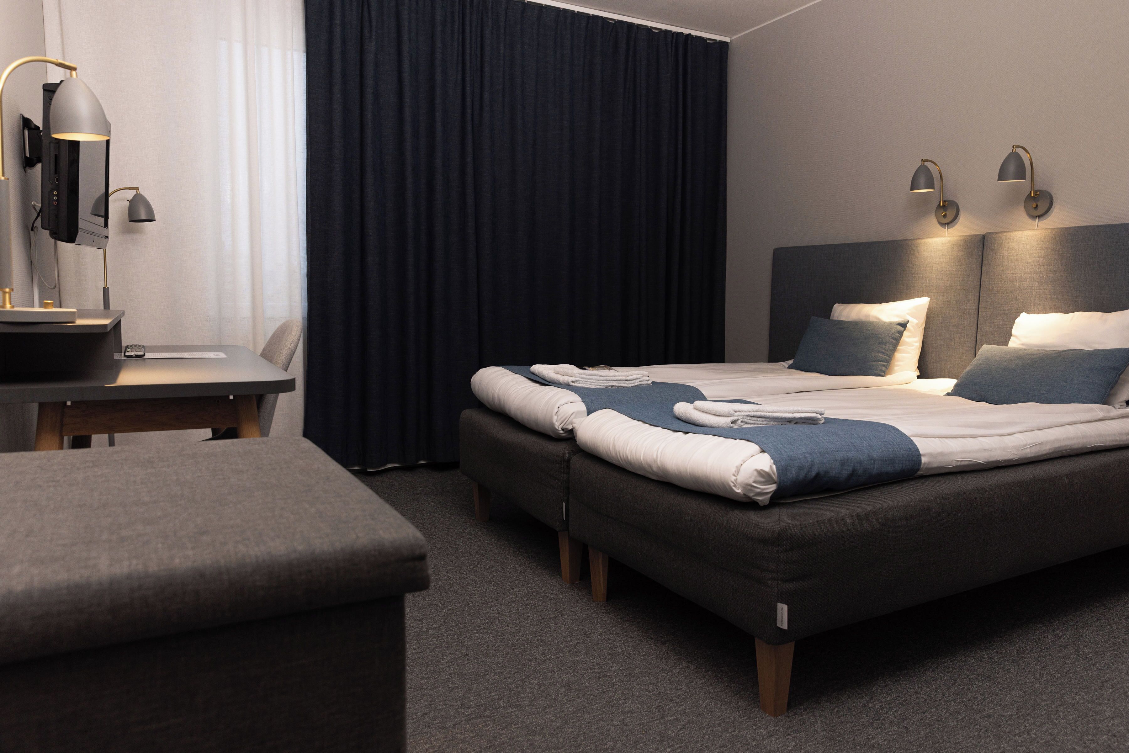 Dobbeltrom | Skrivebord, skrivebord for bærbar PC og blendingsgardiner