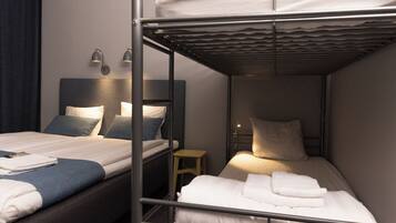 Familjerum | Skrivbord, arbetsyta för laptop och mörkläggningsgardiner