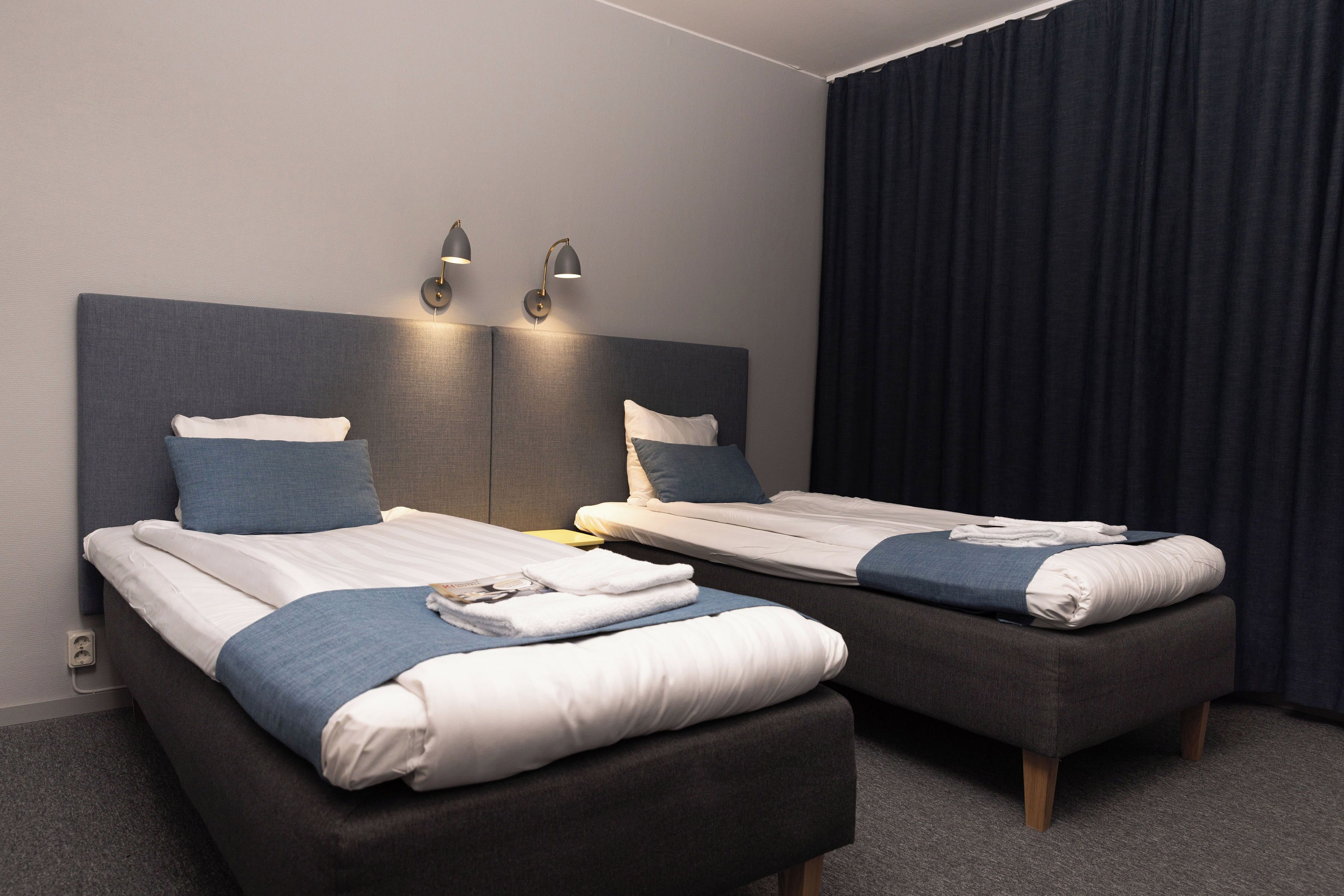 Tomannsrom | Skrivebord, skrivebord for bærbar PC og blendingsgardiner