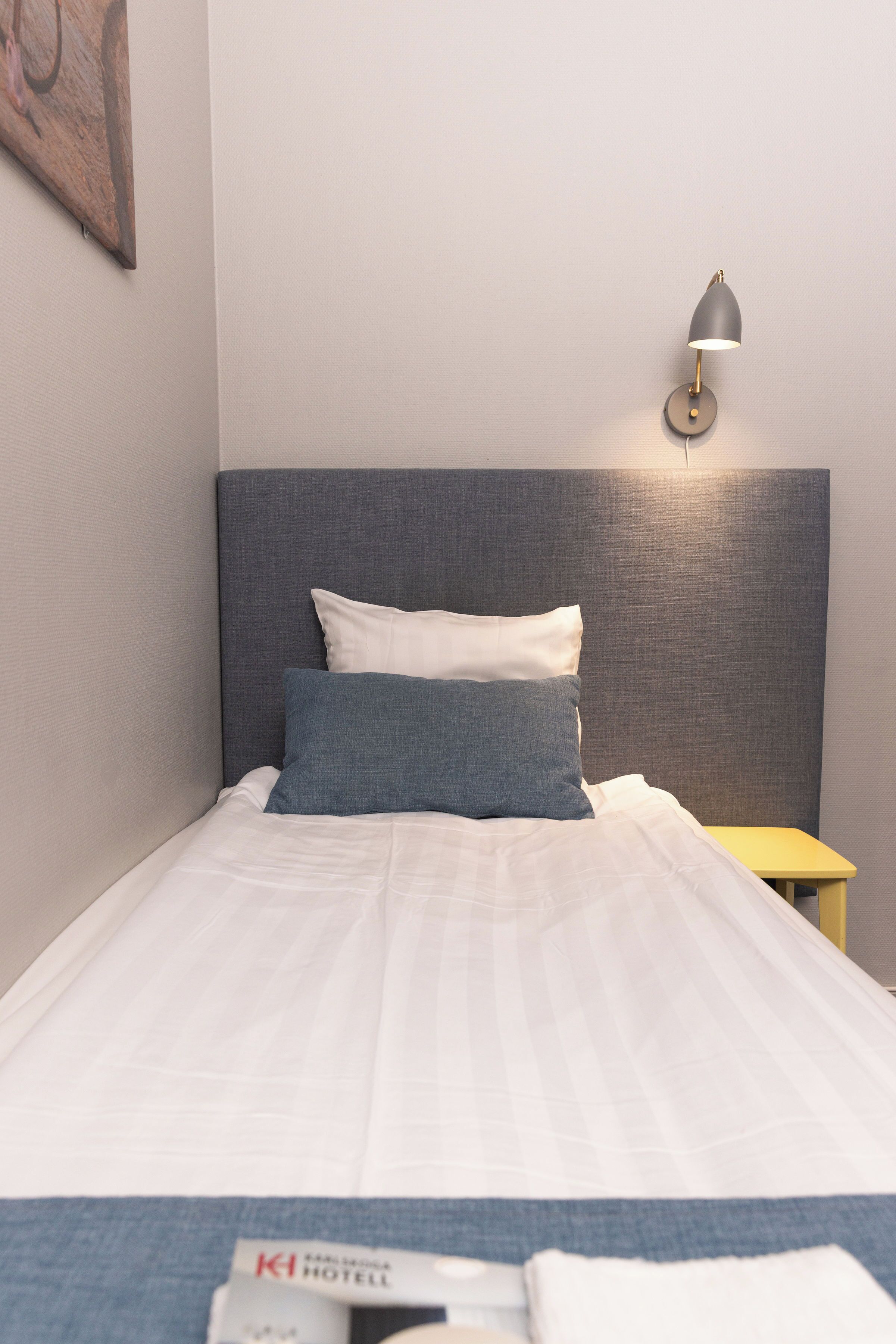 Työpöytä, kannettavalle tietokoneelle sopiva työtila, pimennysverhot