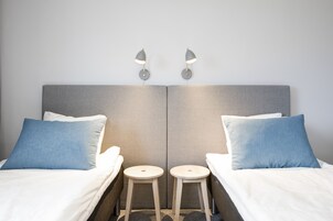 Escritorio, espacio para trabajar con laptop y cortinas blackout 