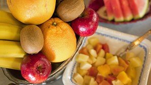A bowl of fruit including oranges, kiwis, apples, and bananas. - Hotel Waldidyll (Ostseebad Baabe)