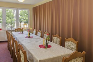 Abendessen, regionale KĂŒche, Blick auf den Garten