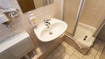 Dusche, kostenlose Toilettenartikel, Haartrockner, Handtücher