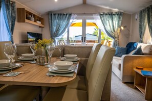 Premium Mobile Home, Private Bathroom (With Hot Tub) | Restaurant