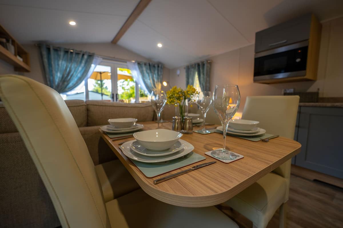 Premium stacaravan, privébadkamer (With Hot Tub) | Restaurant