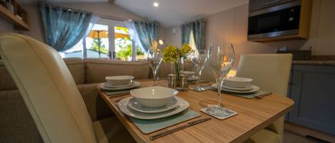 Premium Mobile Home, Private Bathroom (With Hot Tub) | Restaurant