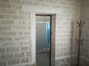 Habitación doble | Baño | Ducha, artículos de higiene personal gratuitos y toallas