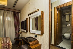 In-room safe, desk, laptop workspace, free WiFi - Vertu Hotel (Istanbul)