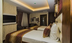 Caja de seguridad en la habitación y escritorio