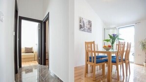Apartamento, 3 quartos (6 Persons) | Opções para refeição no quarto