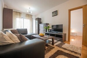 Apartment, 1 Schlafzimmer (4 Persons) | Wohnbereich | Flachbildfernseher