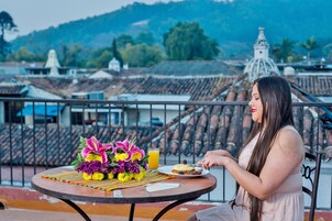 Daily cooked-to-order breakfast (USD 8 per person)