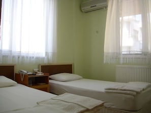 Caja de seguridad en la habitación y tabla de planchar con plancha