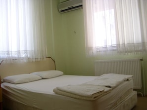 Habitación doble estándar | Caja de seguridad en la habitación y tabla de planchar con plancha