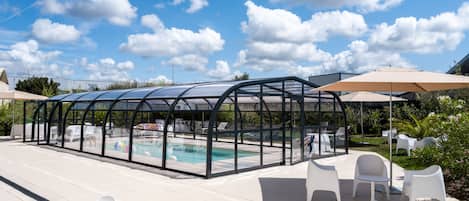 Una piscina al aire libre de temporada
