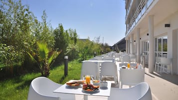 Daily buffet breakfast (EUR 18.5 per person)