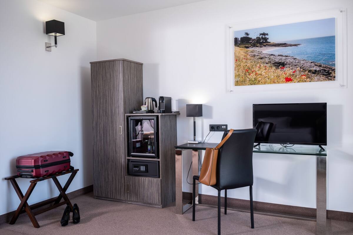 1 bedroom, premium bedding, desk, soundproofing