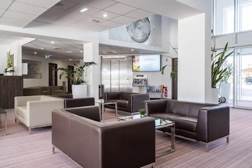 Coin salon dans le hall