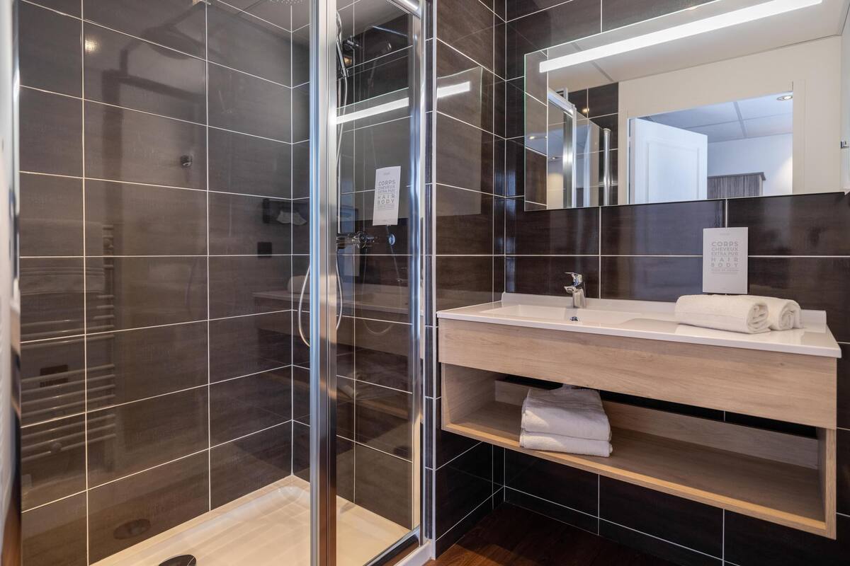 Shower, free toiletries, hair dryer, towels