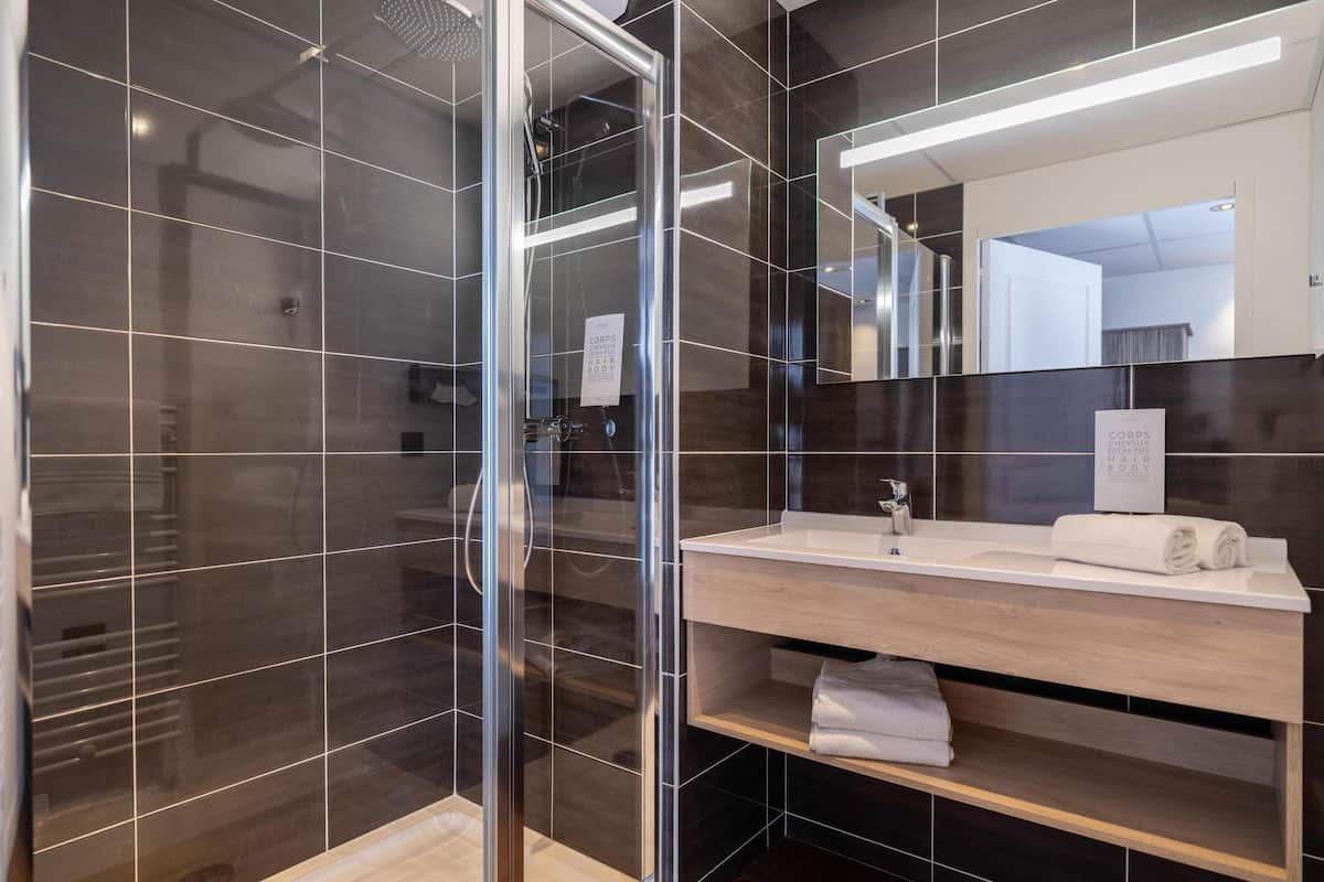 Regadera, amenidades de baño gratuitas, secadora de cabello, toallas
